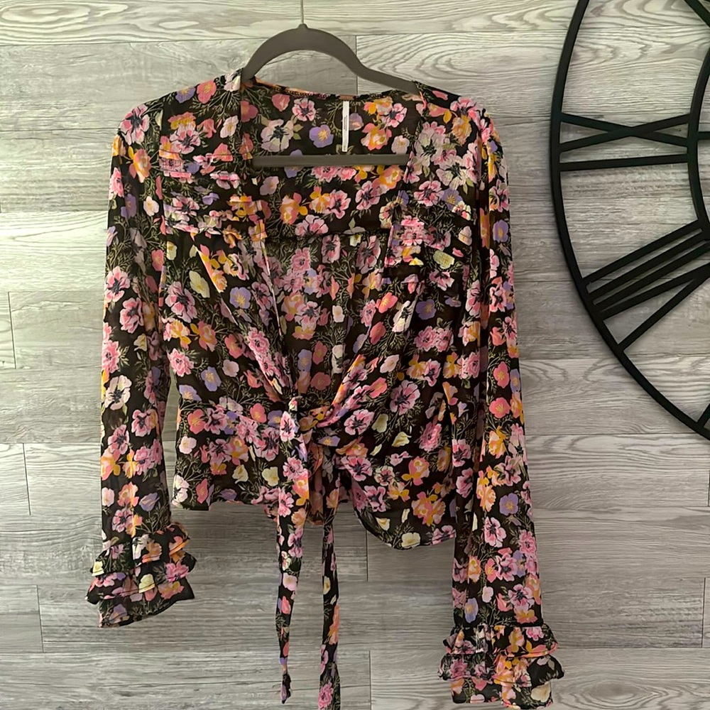 Free People, Floral, long sleeve tie top!